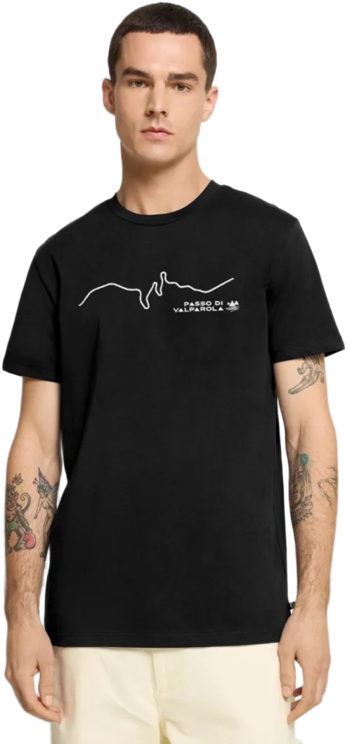 Model im Premium Bio T-Shirt mit dem Motiv Passo di Valparola Straßenverlauf